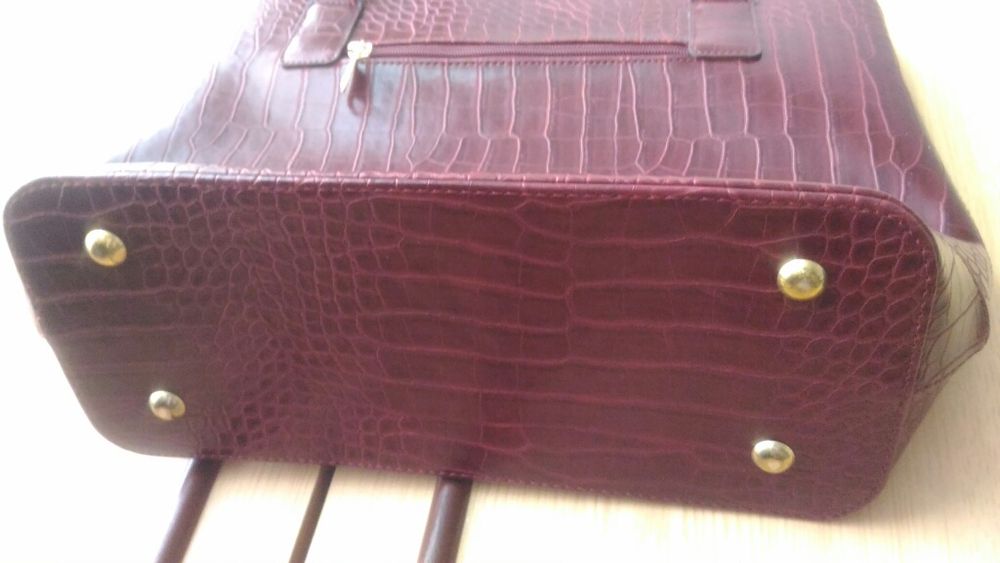 Кожена чанта в бордо