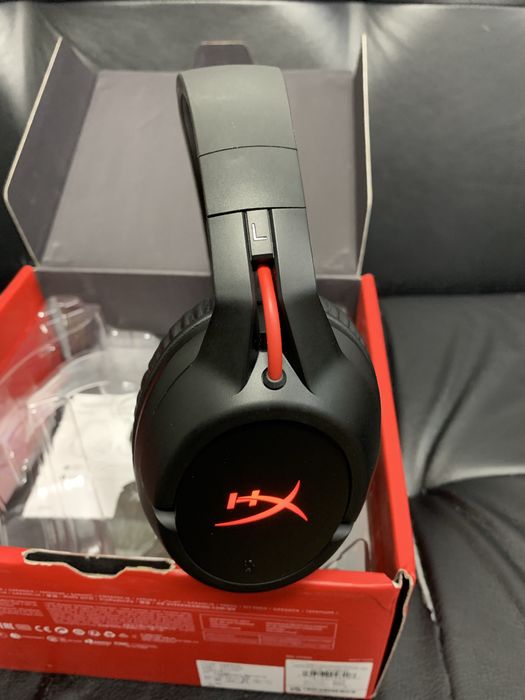 HyperX Cloud Flight Wireless новые игровые наушники.