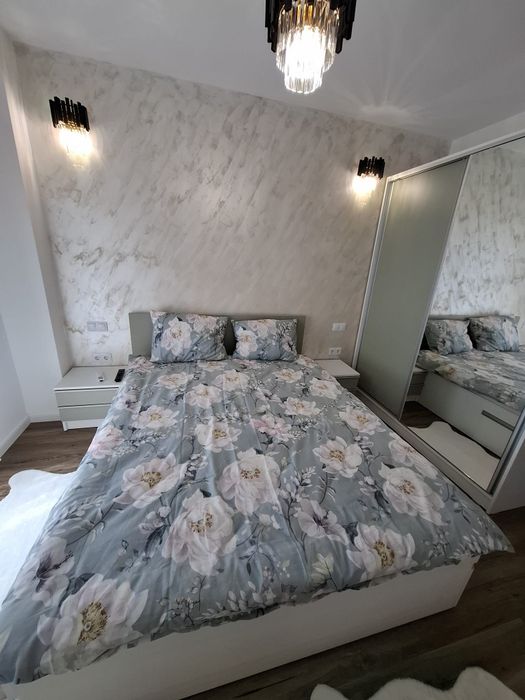 Închiriez apartament nou cu 2 camere cu loc de parcare.