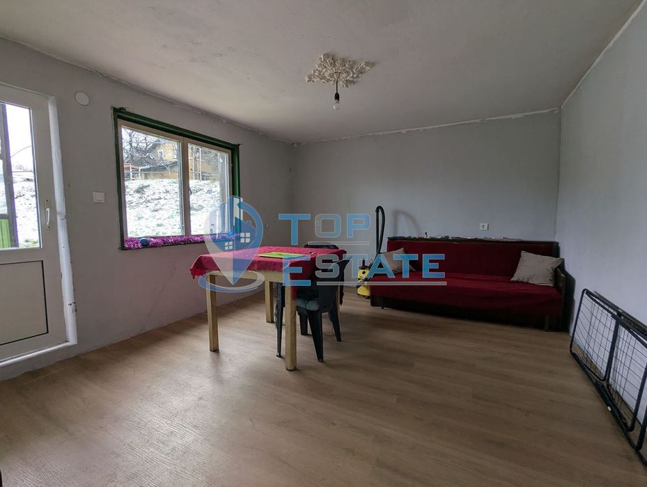 Двуетажна тухлена къща с голям двор в село Поликраище, област Велико