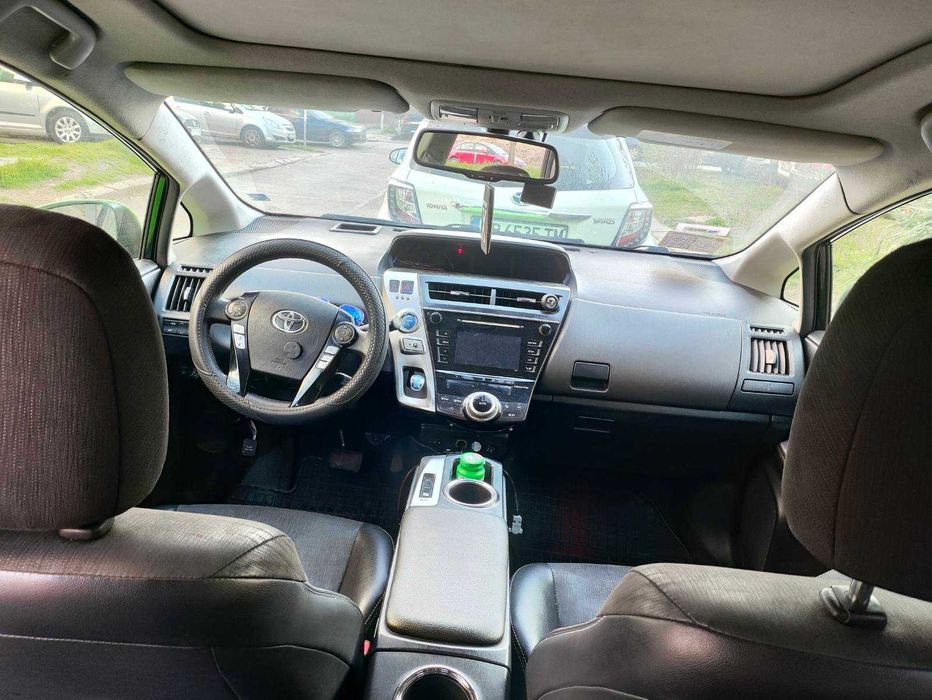 Такси под Аренда към Taxi Me,Toyota Prius+,7 Местен,Хибрид плюс Газ-68лв/35 евро на ден