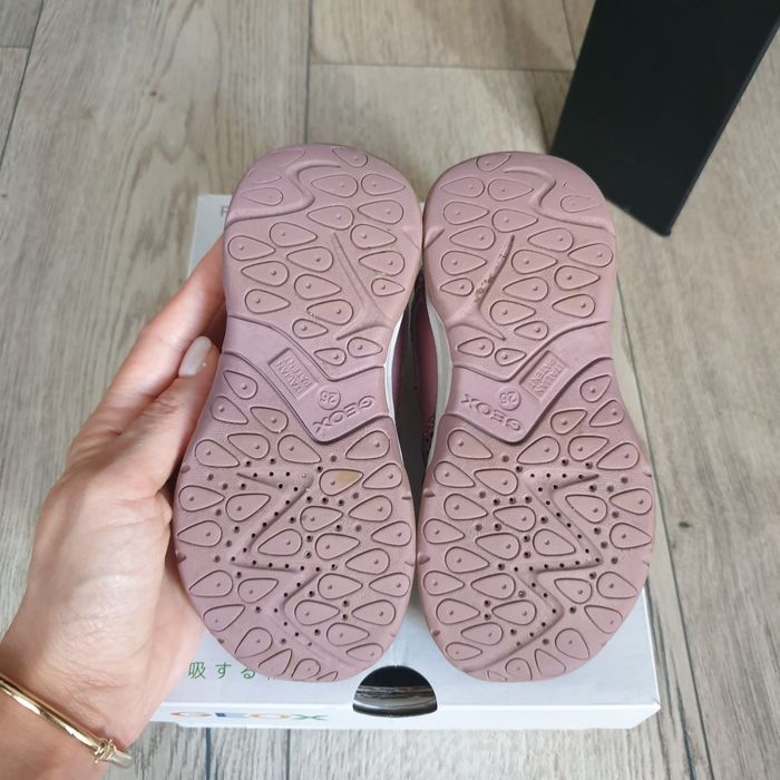 Обувки на Geox за момиче 26 номер