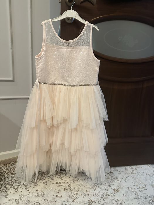 Продам наряды на девочку