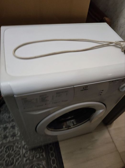 Машинка стиральная Indesit