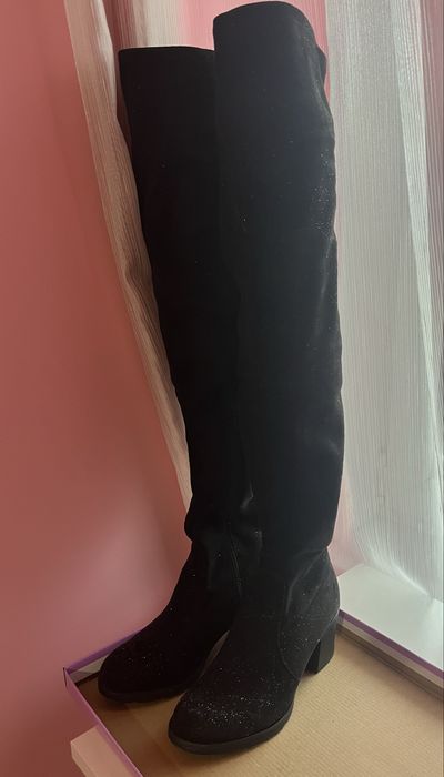 Блестящи черни чизми