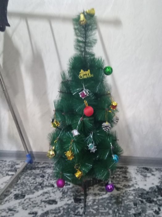 Archa sotiladi xolati yaxshi 6 xil zari va archa oyinchoqlari bilan.Na