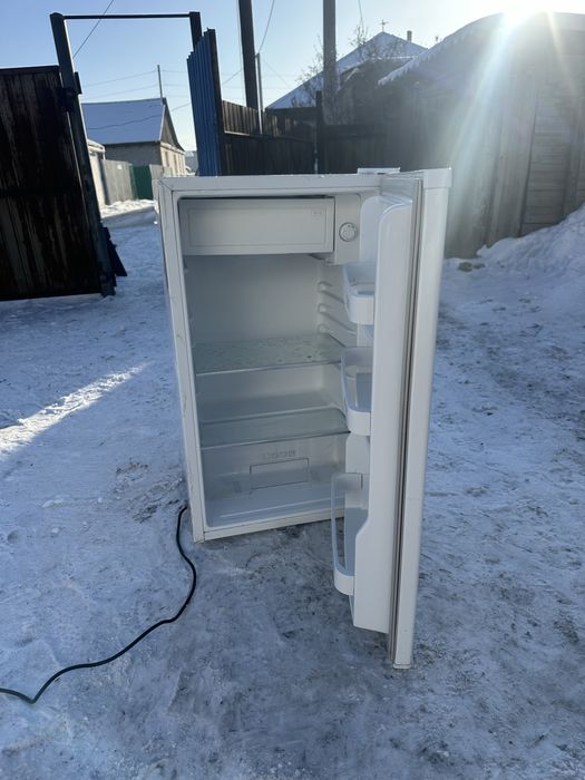 Кресло, кулер, сейф, холодильник