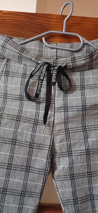Vând pantalon în carouri