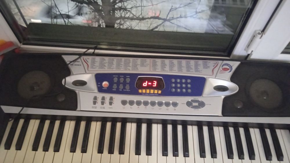 Музыкальный инструмент синтизатор