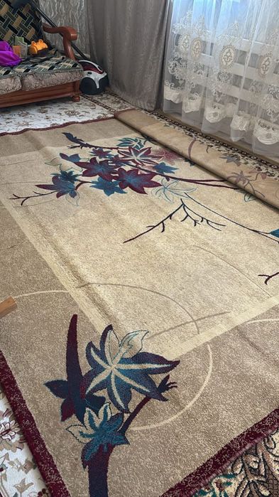 Продаётся б/у диван кресло стол стулья и ковры.