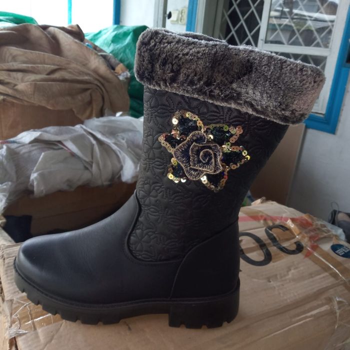 Продам зимнюю обувь