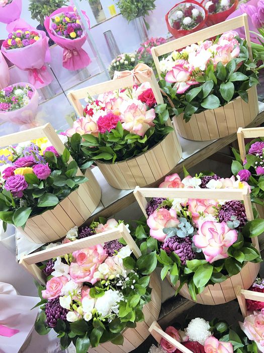 Savatli korzinkali gullar jivoy atirgul roziviy lola