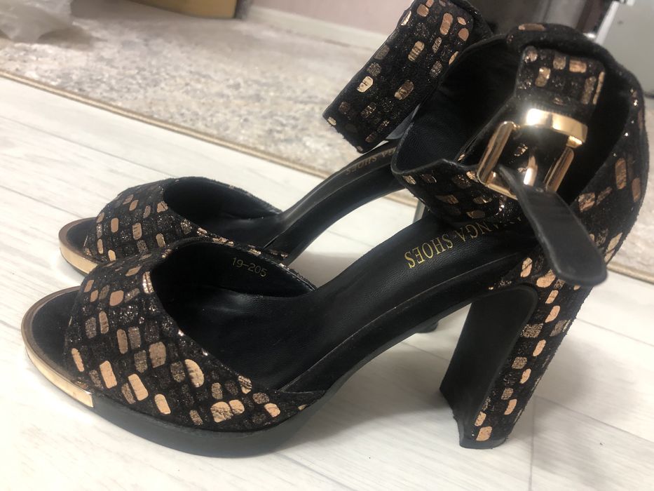 Продам. босоножки