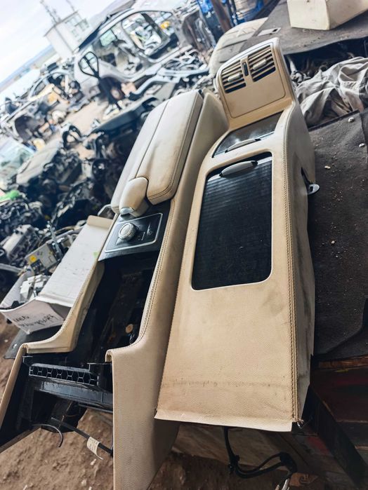 Бежов или Черен подлакътник кожен конзола Mercedes W218 CLS Мерцедес