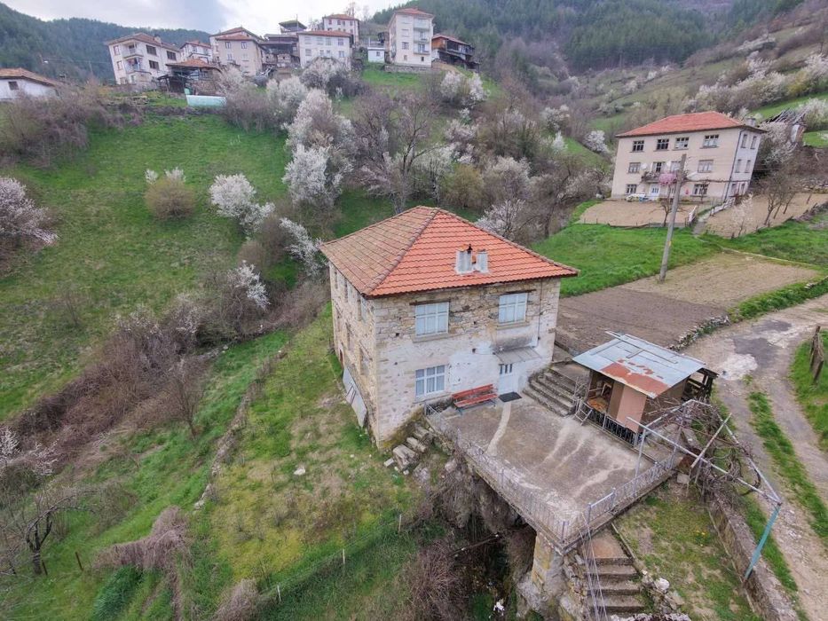 Продавам Къща на два етажа двор с 8 стаи две градини