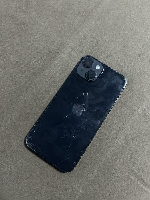 iPhone 14 счупен отзад