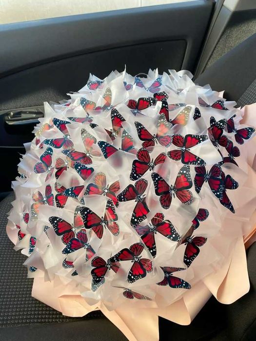 Светещ вечен букет от пеперуди и цветя.  имен ден свети валентин