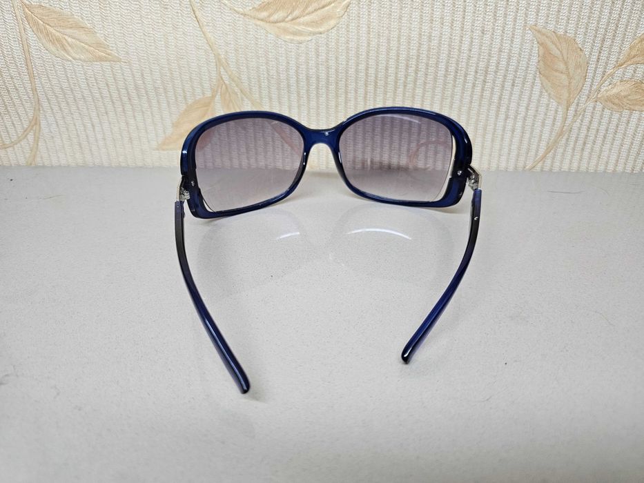 Очки солнцезащитные.