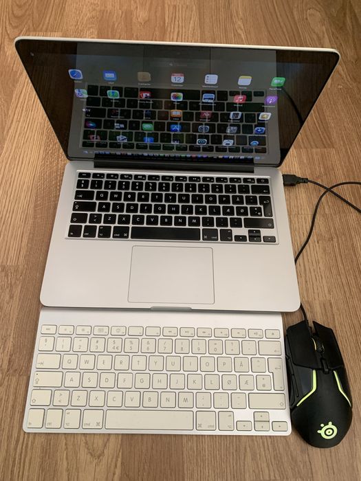 Laptop Apple MacBook Pro Retina intel core i5,8gb ram.Cititi anuntul.