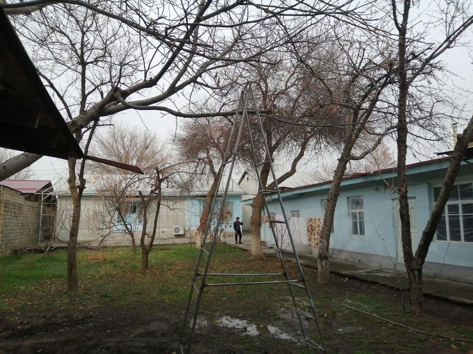 8 sotix yer sotiladi. Markaziy yo'l bo'yida. Biznes qilishga quley joy