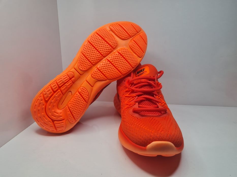 Маратонки Nike Lunar SkyeLux

Чисто нови с кутия. 

Размер 43 стелка 2