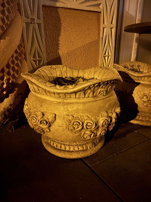 Set 4 ghivece mare plastic dur si beton 150 lei bucata