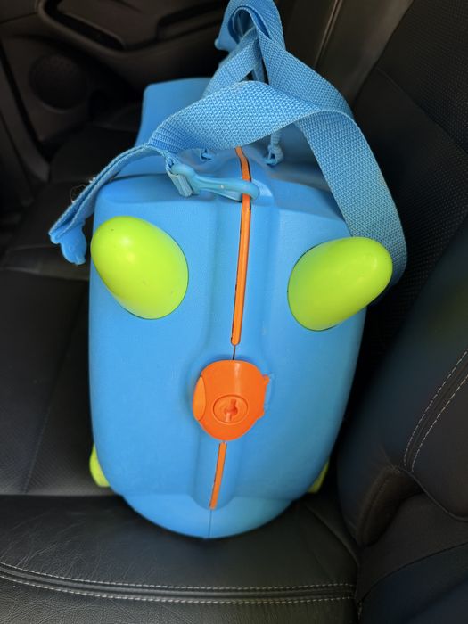 Продам детский чемодан trunki