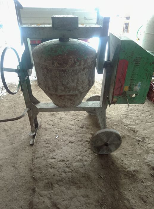 Betoniera silențioasă de 250 l