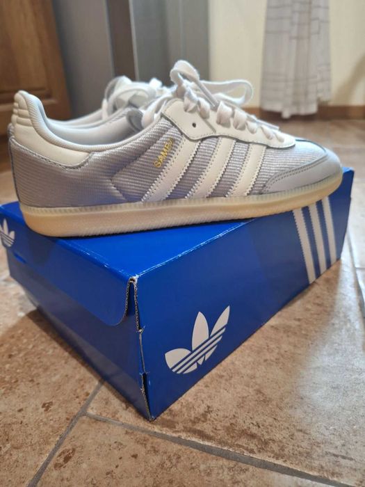 Дамски кецове ,Adidas samba,размер 40 2/3,отговарят на 25 см стелка. Нови!Цена 45 евро.