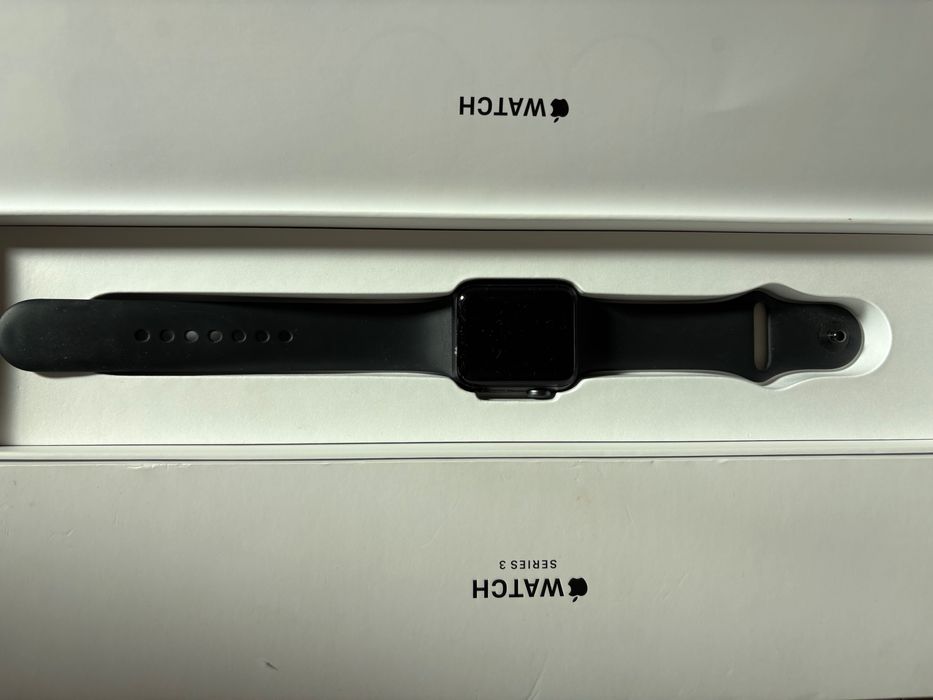 Apple Watch Series 3 с оригинална кутия, книжки и зарядно