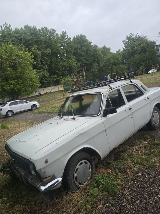 Продаётся на зап части,волга 1983 года,имеется газ балон.метан