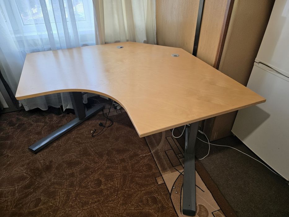 Масивно асиметрично (ъглово) бюро с механизъм Kinnarps