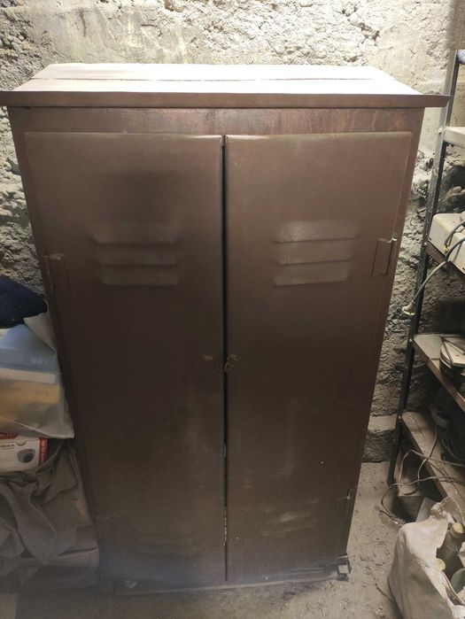 Продам металлический шкаф.