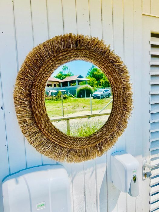 Огледало с рамка от естествена рафия – бохо акцент с характер!