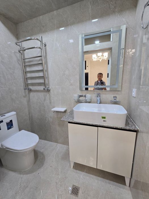 Квартира сотилади 103кв 8каватлик дом 4каватда жойлашган хама жихозлар