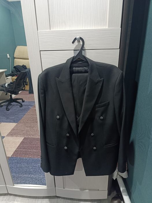 Продам костюм тройка