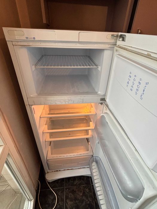 Хладилник Indesit с фризер