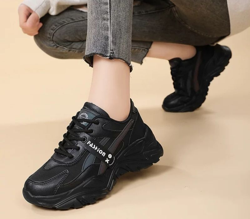 Черные кроссовки.