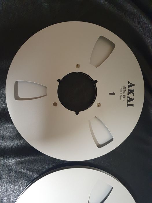 Лот от две 26,5см 10,5” алуминиеви магнетофонни ролки Akai В много доб