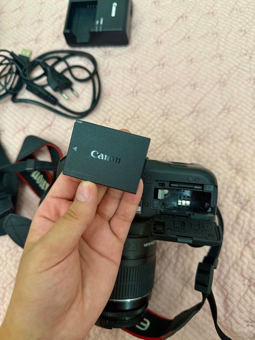 Продам Canon EOS1300D