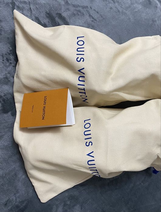 Vand adidasi noi de barbati Louis Vuitton