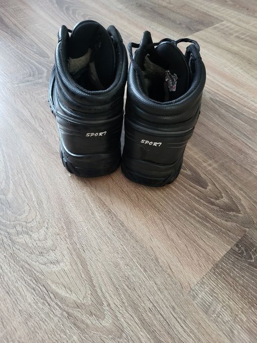 Продаю подростковые кроссовки