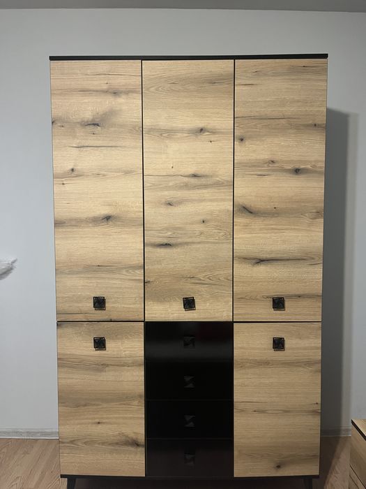 Продавам трикрилен гардероб