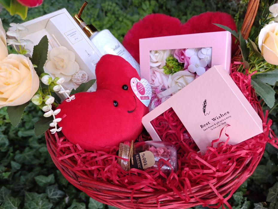 Подарочный бокс -корзинка с Пандорой браслетом для девушки