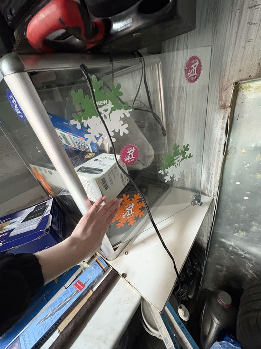 Продам стеклянную витрину