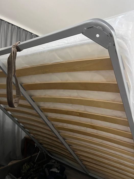 Продают кровать,матрац 1,6.