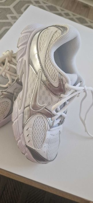 Nike маратонки бял/сребрист 35.5 размер ,нови без кутия