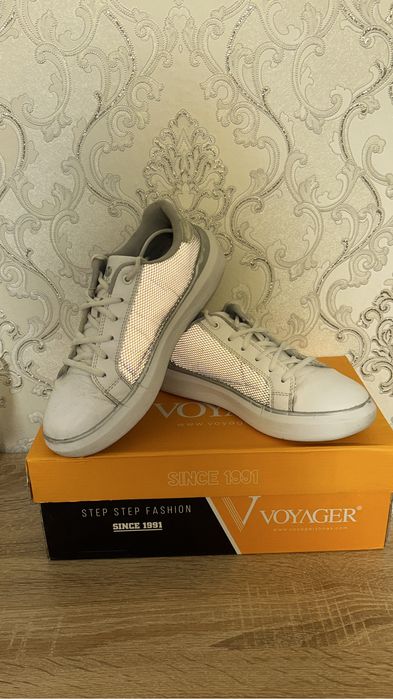 Кроссовки женские