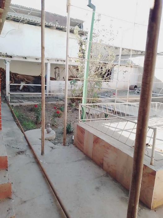 Barcha jihozlari bilan uy sotiladi.