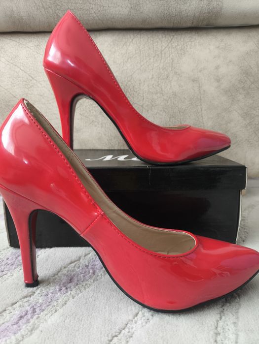 Червени лачени токчета